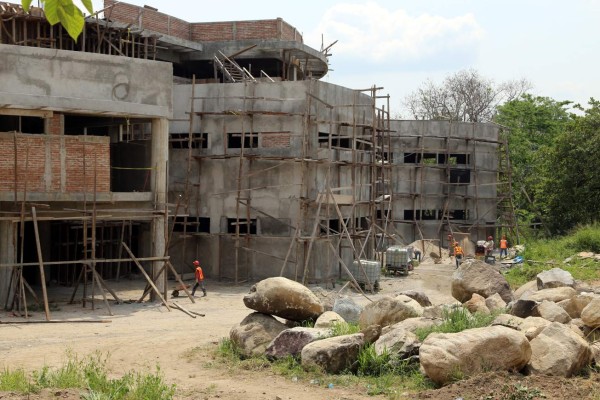 Se retrasa apertura de complejo médico de la Unah-vs