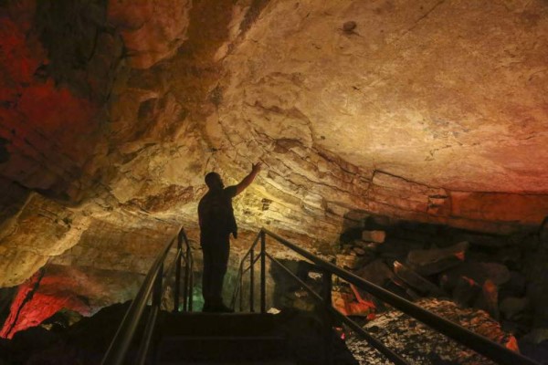 En la modificación no se tocó el techo ni las paredes, dijo Fran Aguilar, guía turístico de las cuevas. Esta formación es conocida como el Coliseo Romano al revés.