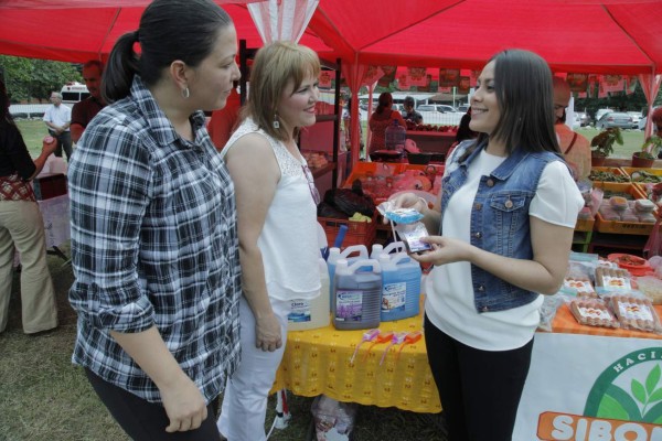 Exitosas ventas deja el Mercado del Agricultor y Artesano