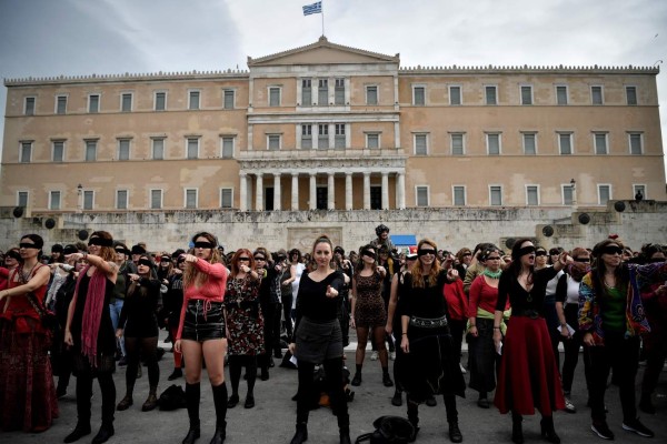 Cientos de mujeres interpretan 'Un violador en tu camino' en centro de Atenas
