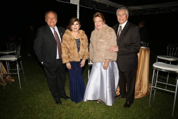 Juan Carlos y Maly Pérez con Elba y Armando Hernández.