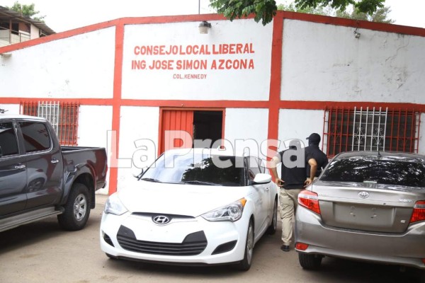 Cachurecos y liberales protestan en las sedes de sus partidos