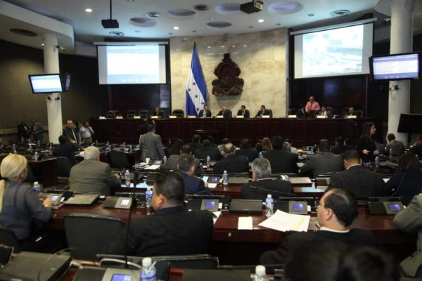 Dos heridos deja explosión de chimbo de gas en el Congreso Nacional