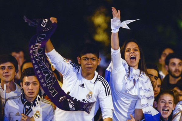 Real Madrid ofrece la Décima a los miles de aficionados en Cibeles