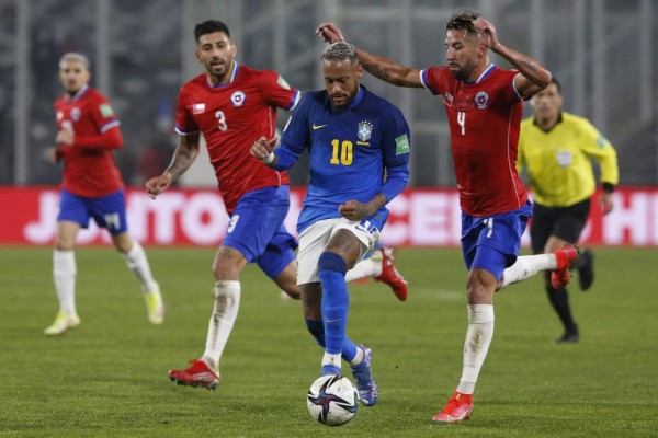 Brazil's Neymar (C) vies for the ball with Chile's Guillermo Maripan (L) and Mauricio Isla during their South American qualification football match for the FIFA World Cup Qatar 2022 at the Monumental Stadium in Santiago, on September 2, 2021. (Photo by CLAUDIO REYES / various sources / AFP)