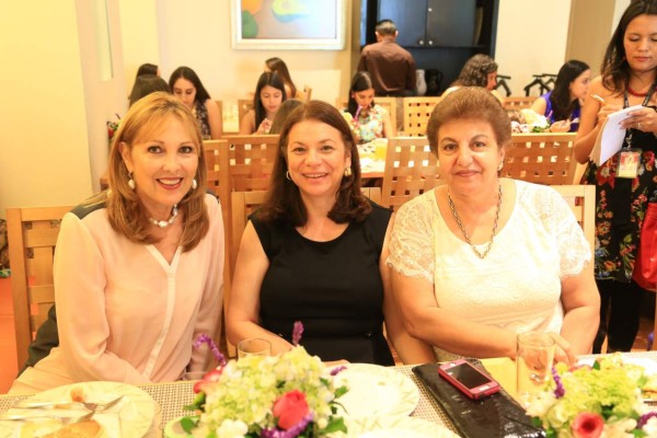 Zobeida Saybe, Mildred Handal y Samira Palomo.