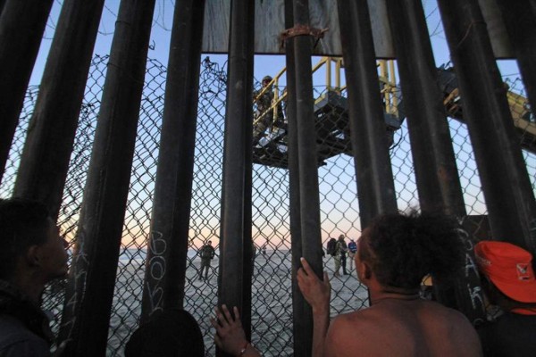 México pide a migrantes que eviten violencia en frontera con EEUU