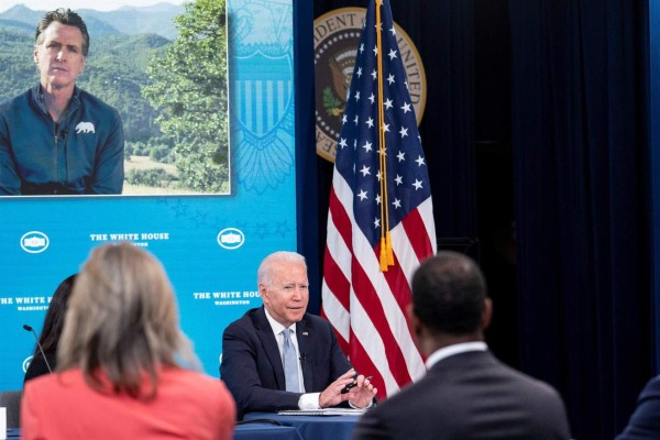 Biden sube sueldo a bomberos en medio de la intensa ola de calor que azota EEUU