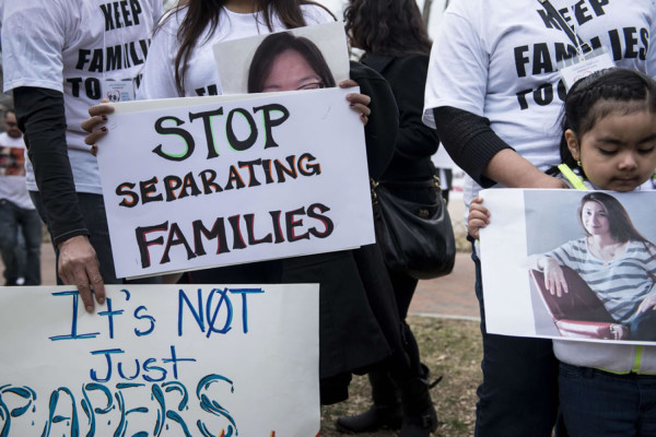 Obama revisará su política de deportaciones tras duras críticas