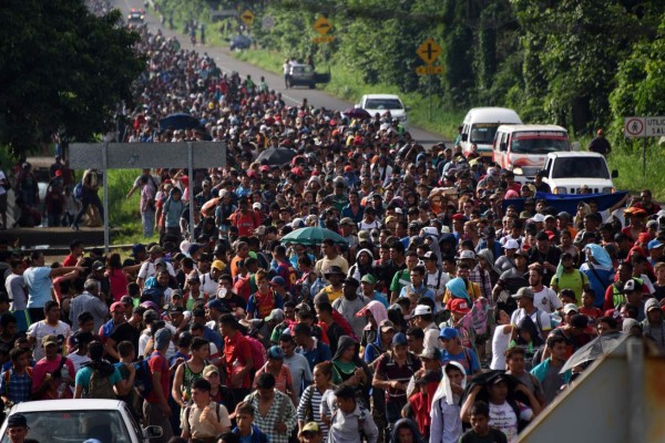 Miles de hondureños en México reanudan caravana migrante hacia EEUU