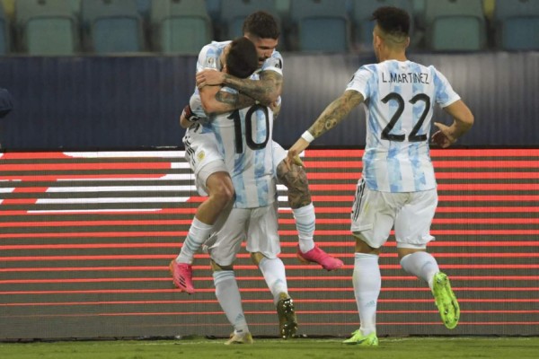 Argentina's Rodrigo De Paul (L) celebrates with teammate Lionel Messi after scoring against Ecuador during their Conmebol 2021 Copa America football tournament quarter-final match at the Olympic Stadium in Goiania, Brazil, on July 3, 2021. (Photo by NELSON ALMEIDA / AFP)