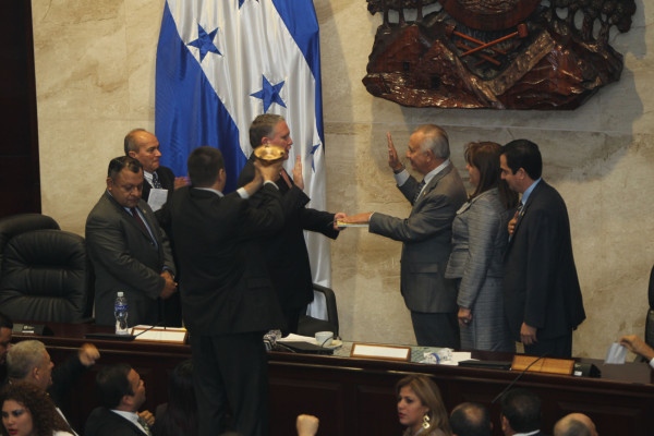Honduras: Zafarrancho en la primera sesión del Congreso