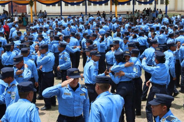 Gradúan a más de 900 policías en Honduras