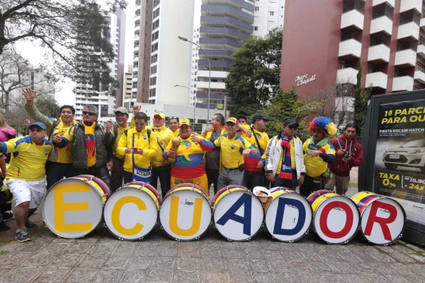 Con réplica de Copa del Mundo, hinchas de Ecuador custodian a su Tri