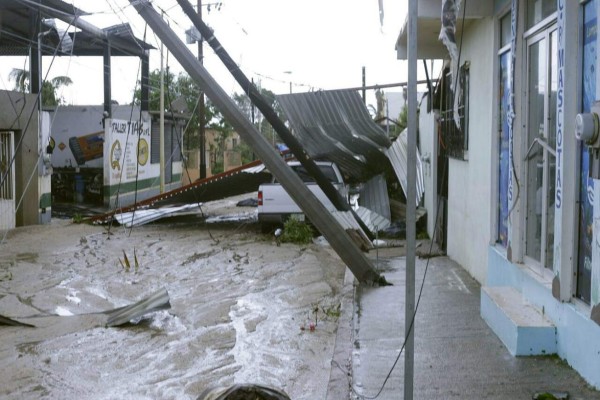 México establece un puente aéreo para miles de turistas varados por Odile