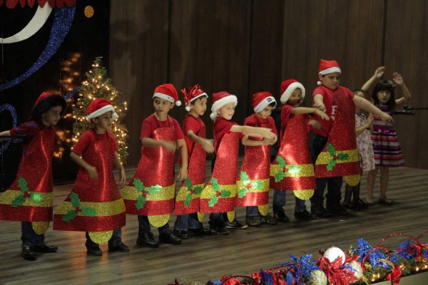 Mountview Academy celebra la Navidad con baile y canto