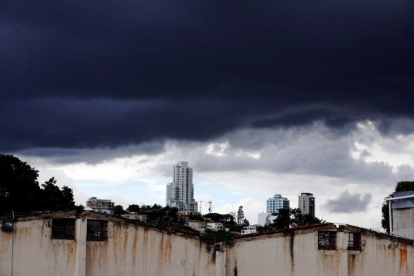 Una hora de lluvia causa estragos en Tegucigalpa