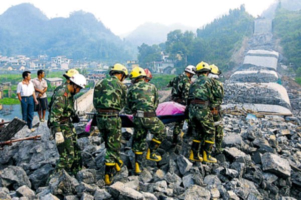14 muertos al caer puente en China