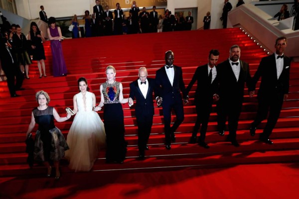 Hombre se metió abajo del vestido de América Ferrera en Cannes