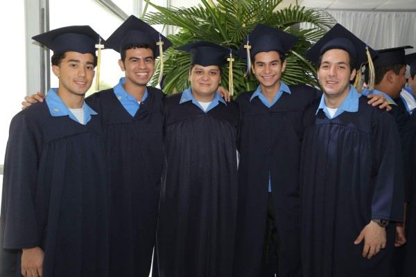 Histórica y solemne fue la graduación de la EIS