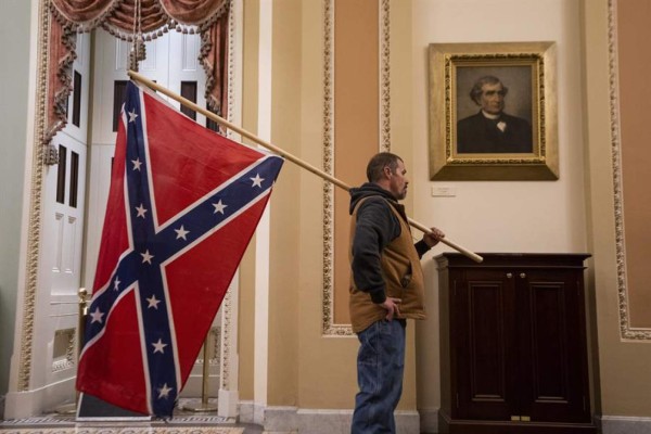 Fotógrafo que captó el asalto al Capitolio: 'me recordó a la caída de Sadam'