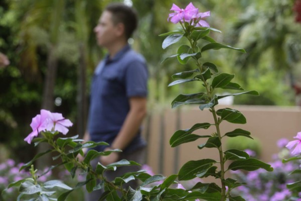 GRA114 SAN SALVADOR (EL SALVADOR), 14/06/2017.- Horacio (nombre falso) abandonó El Salvador con su familia al completo en 2016 y alcanzó Estados Unidos, pero fue deportado. Ha vuelto solo a su país mientras su familia espera una decisión judicial respecto a su estatuto de refugiado. MINDS/EFE/Oscar Rivera