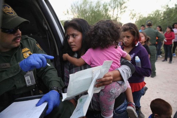 Hondureña y su hija se entregan a la Patrulla Fronteriza de EUA
