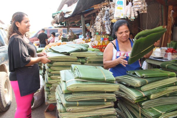 Llevan años viviendo de la venta de hojas para envolver tamales