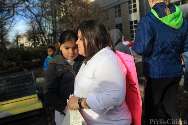 Familiares y amigos del pastor Max Villatoro se oponen a la deportación.