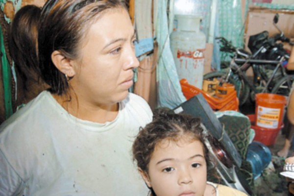 Madre salva a su hija de morir quemada