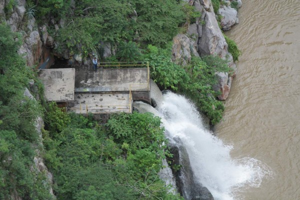 Esta es la compuerta al lado de la cortina por donde sale el agua que ya ha pasado generando electricidad por las turbinas.