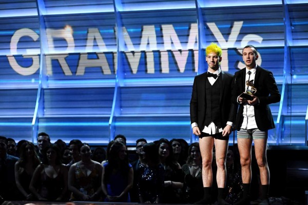 LOS ANGELES, CA - FEBRUARY 12: Recording artists Josh Dun (L) and Tyler Joseph of Twenty One Pilots, accept the award for Best Pop Duo/Group Performance, onstage during The 59th GRAMMY Awards at STAPLES Center on February 12, 2017 in Los Angeles, California. Kevork Djansezian/Getty Images/AFP== FOR NEWSPAPERS, INTERNET, TELCOS & TELEVISION USE ONLY ==