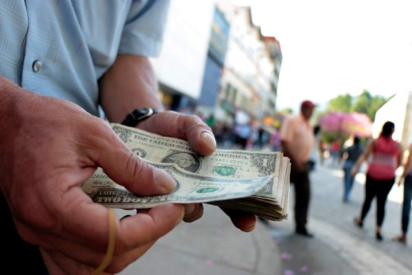 El Salvador recibe récord de $4,217.2 millones en remesas