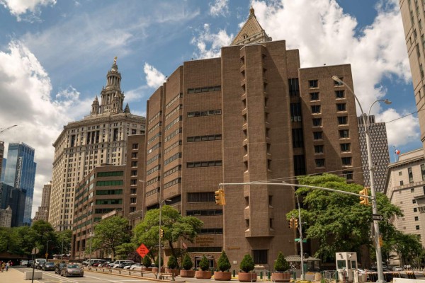 Denuncian 'serias irregularidades” en prisión donde murió Epstein