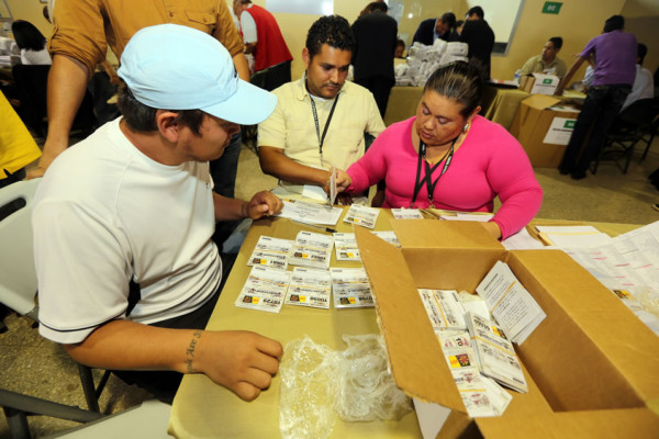 TSE entrega 288.000 credenciales a partidos políticos