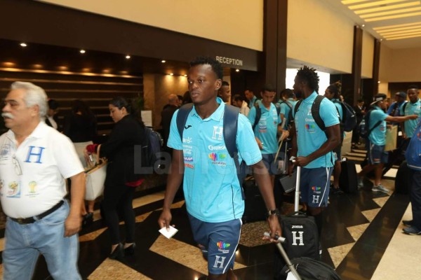 Selección de Honduras arribó a la ciudad de México en silencio