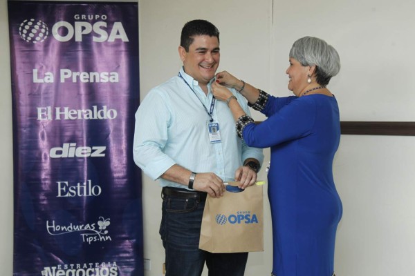 Grupo Opsa entrega pin de antigüedad