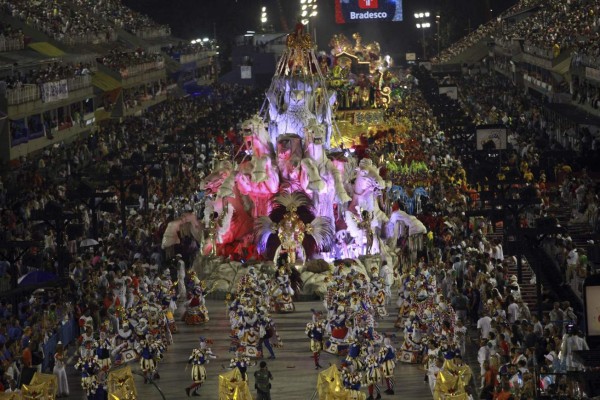 Lujo, delirio y lluvia en desfiles del Carnaval de Río