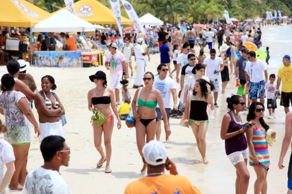 RoatÃ?Â¡n, Islas de la BahÃ?Â­a. Las bellas Playas de RoatÃ?Â¡n, Islas de la BahÃ?Â­a en este verano 2012, las playas de West Bay. 040612.