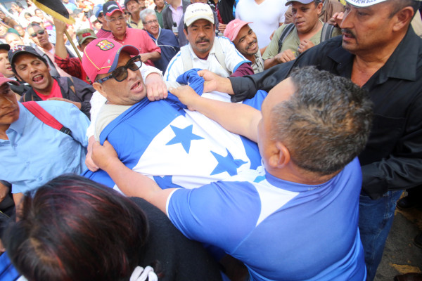 Protesta en el Congreso Nacional termina en violenta riña