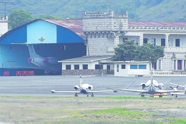 Por partes venderán el jet mexicano dejado en Roatán