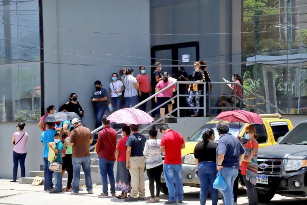 Usuarios abarrotan nueva oficina del Registro en San Pedro Sula