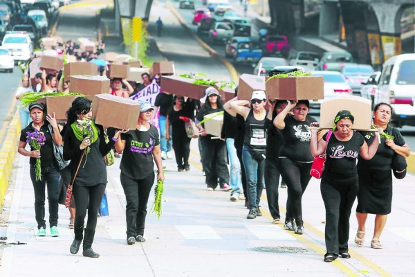 Exigen respuestas por más de 100 feminicidios