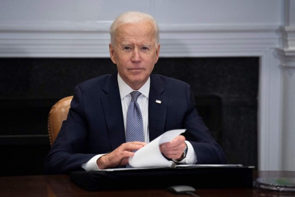 Biden exige a Putin 'rebajar tensión' con Ucrania y le advierte que actuará con 'firmeza'