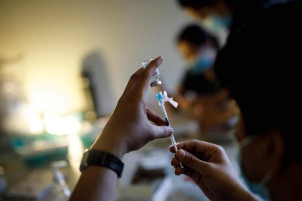 Vacuna de Moderna tiene eficacia de 96% en adolescentes, según estudios