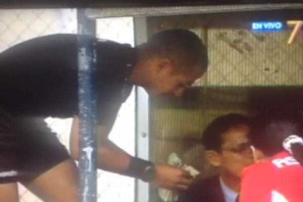 Video: Sorprenden a árbitro de fútbol contando dinero antes de un partido