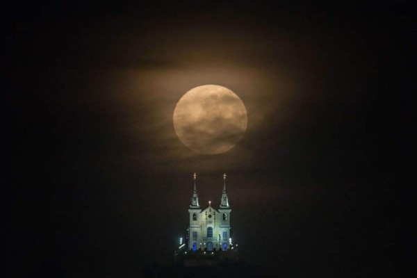 Fotos: la superluna encanta a los amantes de la astronomía