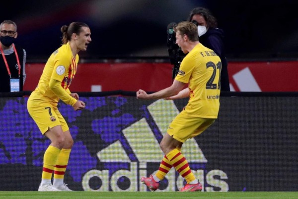 Los jugadores del FC Barcelona, el delantero francés Antoine Griezmann (i) y el centrocampista holandés Frenkie de Jong, celebran el primer gol del equipo barcelonista durante el encuentro correspondiente a la final de la Copa del Rey que disputaron frente al Athletic en el estadio de La Cartuja, en Sevilla. EFE / Julio Muñoz.