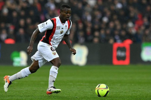 Nice's Ivorian midfielder Jean-Michel Seri controls the ball during the French L1 football match between Paris Saint-Germain and Nice at the Parc des Princes stadium in Paris on April 2, 2016. / AFP / FRANCK FIFE (Photo credit should read FRANCK FIFE/AFP/Getty Images)