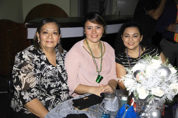 Familia de Elcatex comparte agradable cena